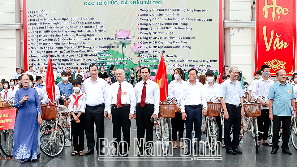 Hội Khuyến học tỉnh Nam Định trao học bổng bằng xe đạp cho con, cháu nạn nhân CĐDC